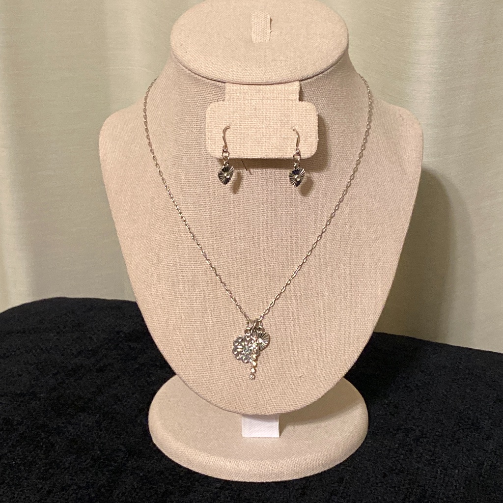 Silver Tone Necklace And Earring Set Silver Tone Necklace And Earring Set